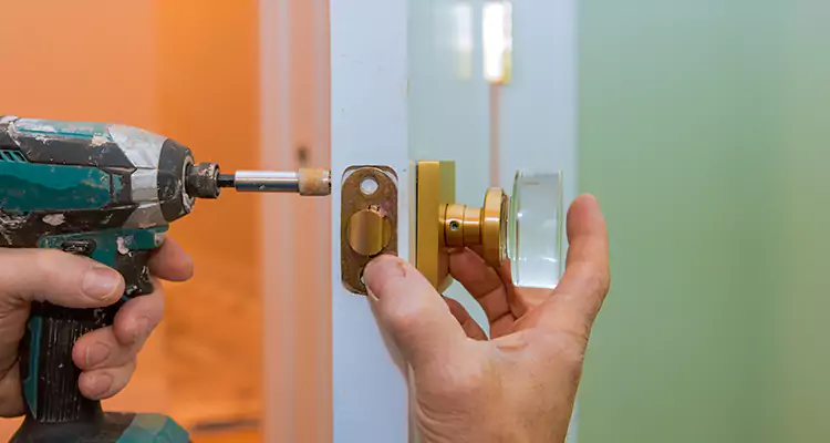 Broken Door Knob Fix in Valrico, FL